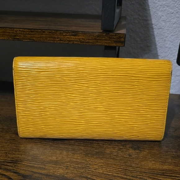 Louis Vuitton Epi Sarah Wallet - Picture 2 of 14